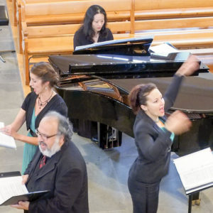 Julie Lempernesse und Daniel Gàlvez-Vallejo, Nao Matzda am Klavier und Dirigentin Zoryana Mazko